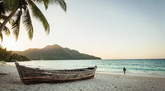 Plage caribéenne turquoise au lever du soleil symbolisant une évasion de 15 jours à petit budget