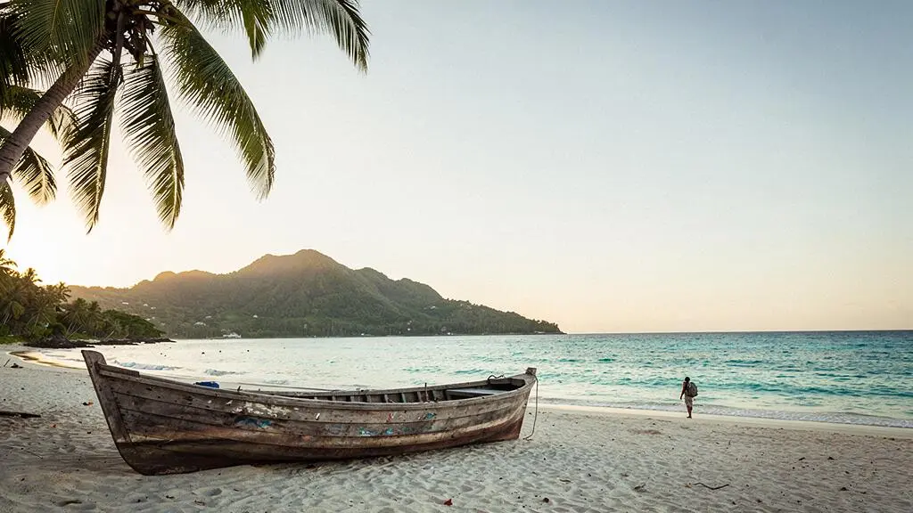 Plage caribéenne turquoise au lever du soleil symbolisant une évasion de 15 jours à petit budget
