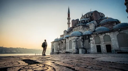 Silhouette de dômes byzantins et ottomans se superposant au crépuscule à Istanbul, symbolisant les strates d'histoire