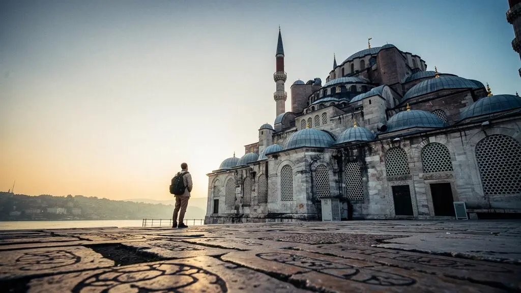 Silhouette de dômes byzantins et ottomans se superposant au crépuscule à Istanbul, symbolisant les strates d'histoire