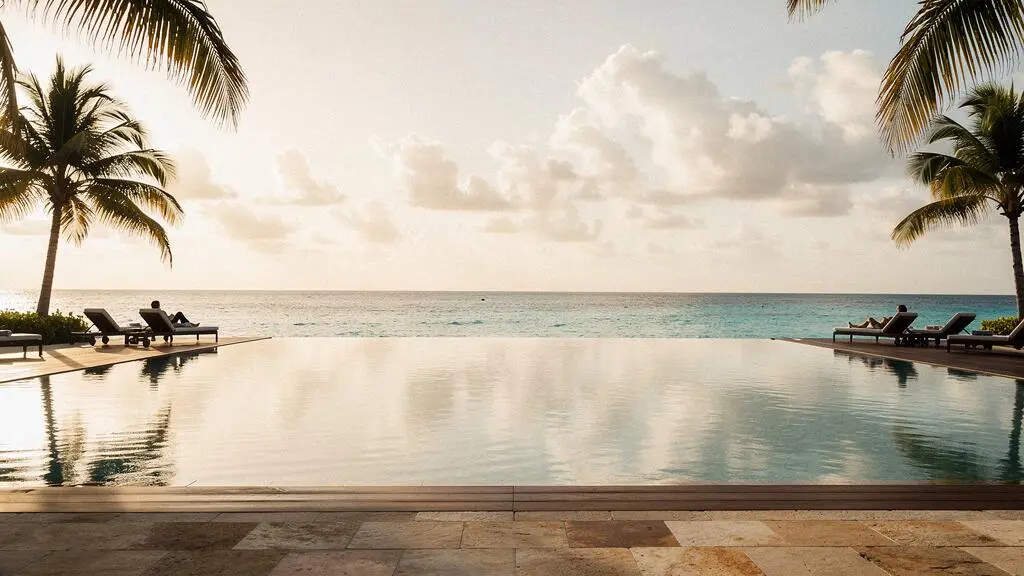 Vue panoramique d'un complexe hôtelier de bord de mer aux Caraïbes évoquant le luxe discret et authentique